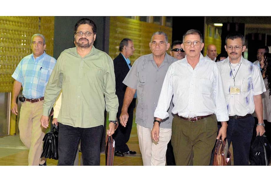 El jefe de la delegación de las Farc en La Habana, ‘Iván Márquez’ (izq.), ha dicho que su deseo es hacer política “abierta y legal”. / AFP