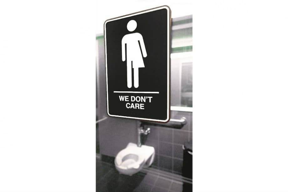 Señales de baños generoneutrales pegadas en un museo de Durham, Carolina del Norte, donde se desató un movimiento transfóbico. /AFP