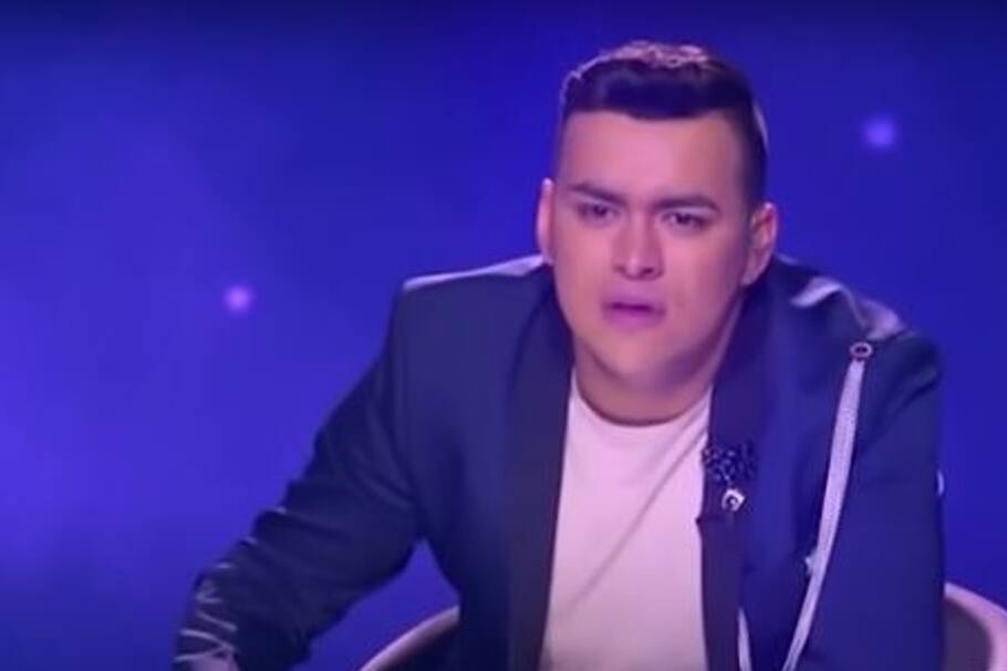 El cantante de música popular se sorprendió al ver en el escenario a uno de sus grandes amigos.