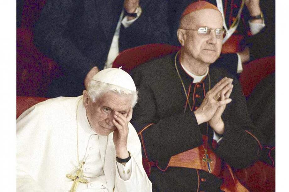El papa Benedicto XVI y el cardenal Tarcisio Bertone / Archivo