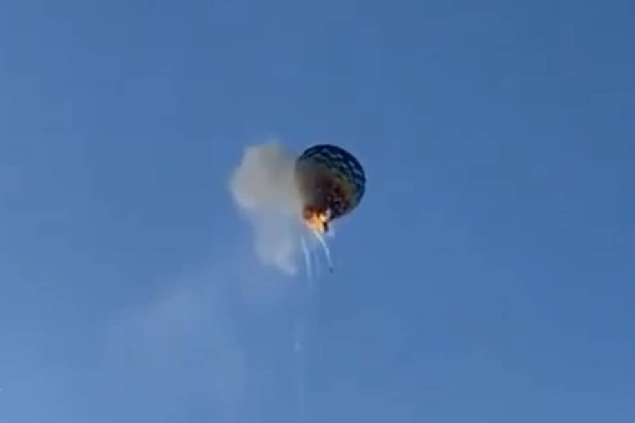 Un globo en llamas cayendo sobre Praia Grande, Brasil.