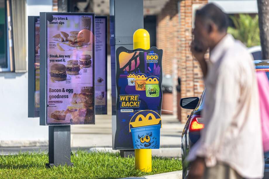 El gasto en restaurantes y entretenimiento cayó por primera vez en tres años. Crédito: EFE