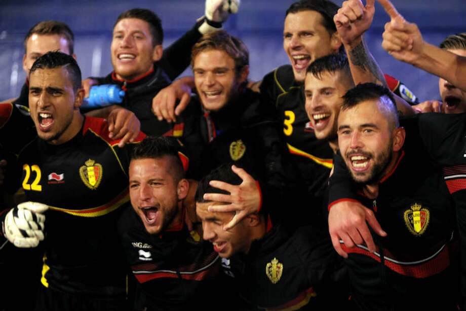 Los belgas celebran el pase a Brasil 2014. / AFP