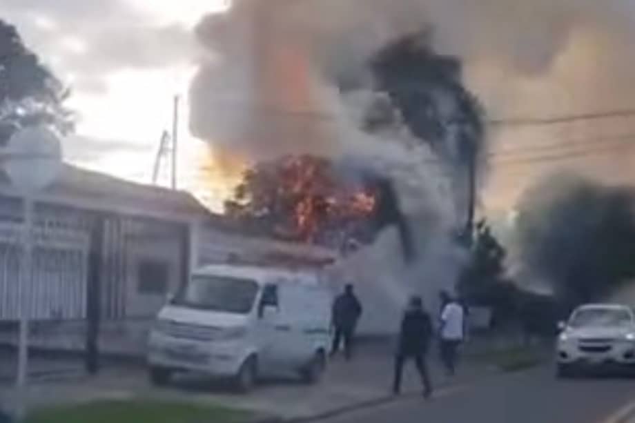 De acuerdo con el Cuerpo Oficial de Bomberos de Bogotá, la emergencia ocurre en la calle 112 con carrera 6 B, donde un árbol ubicado dentro de una vivienda se prende en llamas.