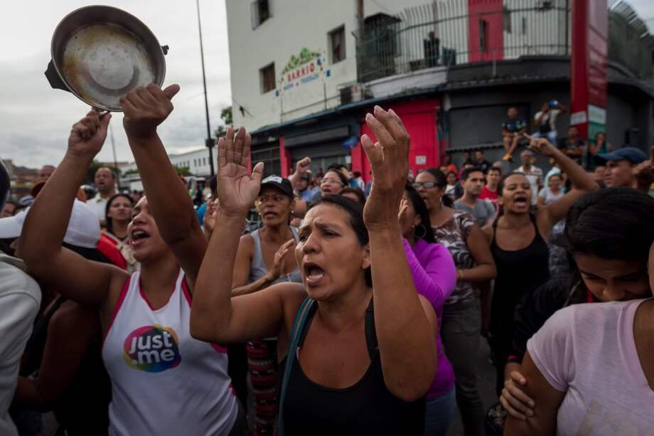 Un grupo de personas protesta exigiendo comida en Catía, Caracas. / EFE