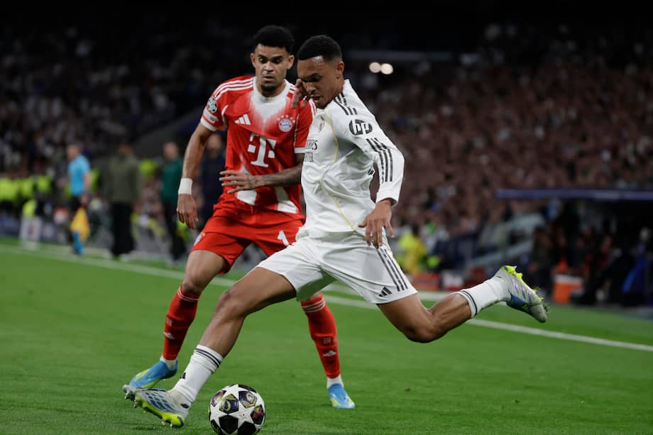 El defensa británico del Real Madrid Trent Alexander-Arnold (d) disputa un balón ante el delantero colombiano del Bayern Munich Luis Díaz durante el encuentro correspondiente a la ida de los cuartos de final de la Liga de Campeones el martes 7 de abril de 2026 en el estadio Santiago Bernabéu de Madrid, España.