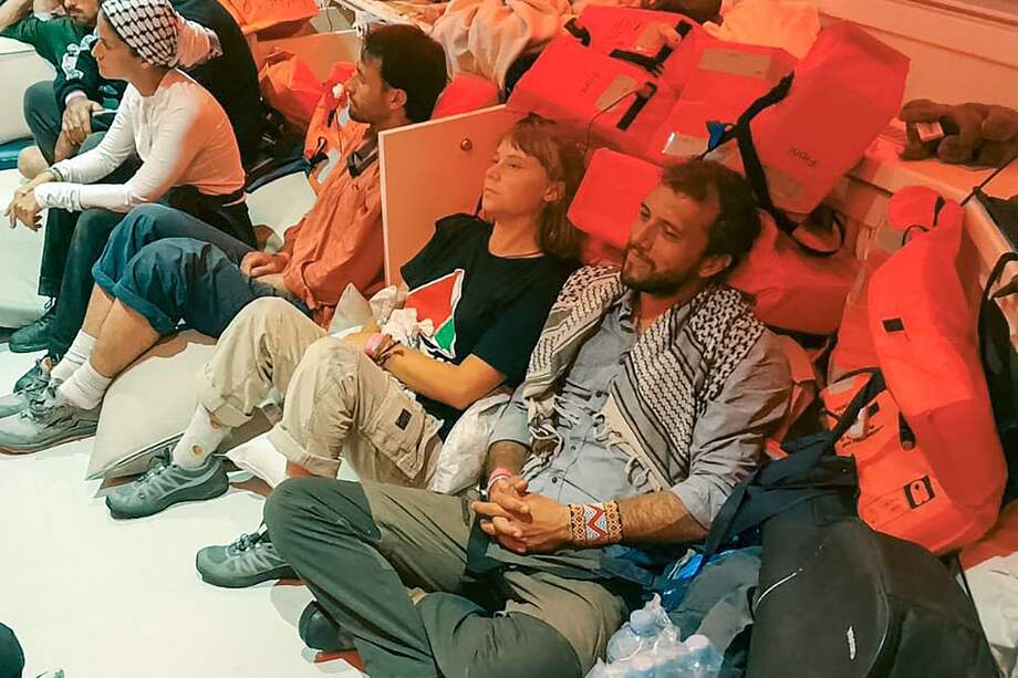 Esta fotografía difundida por el Ministerio de Relaciones Exteriores de Israel muestra a la activista climática sueca Greta Thunberg (centro) y al activista brasileño Thiago Avila (derecha), junto con otros activistas, después de que la marina israelí interceptara la Flotilla Global Sumud.