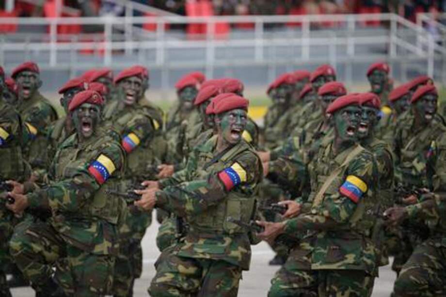 Soldados del Ejército de Venezuela marchan durante un desfile militar para celebrar el 211 aniversario de la Independencia de Venezuela en Caracas