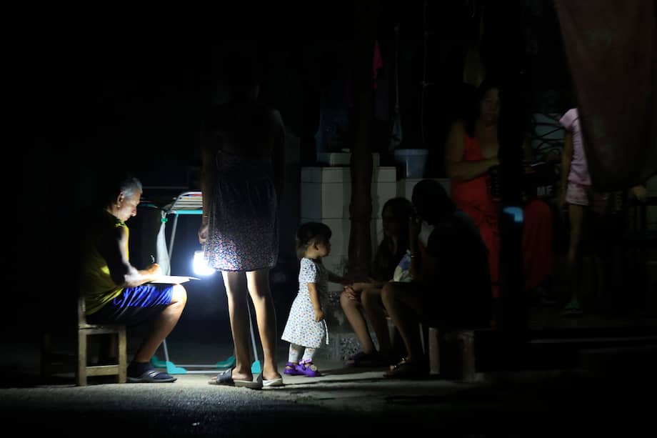 FOTODELDÍA AME2157. LA HABANA (CUBA), 15/05/2026.- Personas esperan durante un apagón este jueves, en La Habana (Cuba). La estatal Unión Eléctrica (UNE) de Cuba prevé de nuevo este viernes prolongados apagones en toda la isla y estima que el mayor corte del suministro, en el momento de mayor demanda, dejará sin servicio eléctrico a la vez al 51 % del país. EFE/ Ernesto Mastrascusa