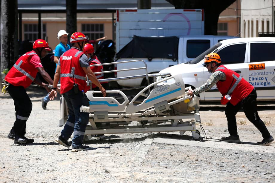 El Hospital Universitario del Valle (HUV), que es el de mayor complejidad del departamento, resultó gravemente afectado tras el terremoto. Cinco personas murieron en el área que se derrumbó.