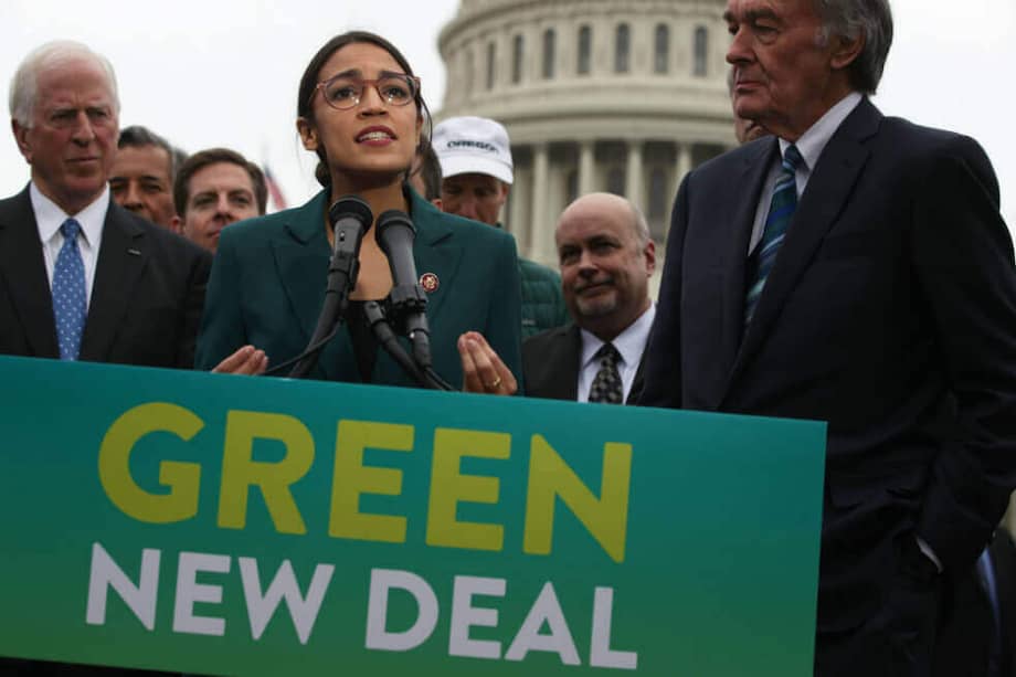 La congresista Alexandria Ocasio-Cortez (centro) y el senador Ed Markey (derecha) publicaron el "Green New Deal", un ambicioso proyecto ambiental para Estados Unidos. / AFP