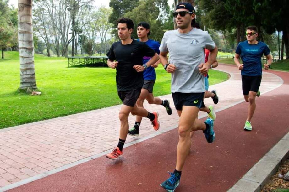 Correr en Bogotá es más que una actividad física, es una forma de reconciliarse con la ciudad. Entre parques, cerros y avenidas arboladas, los corredores han encontrado una nueva manera de apropiarse del territorio, demostrando que incluso en medio del concreto es posible hallar un respiro verde.