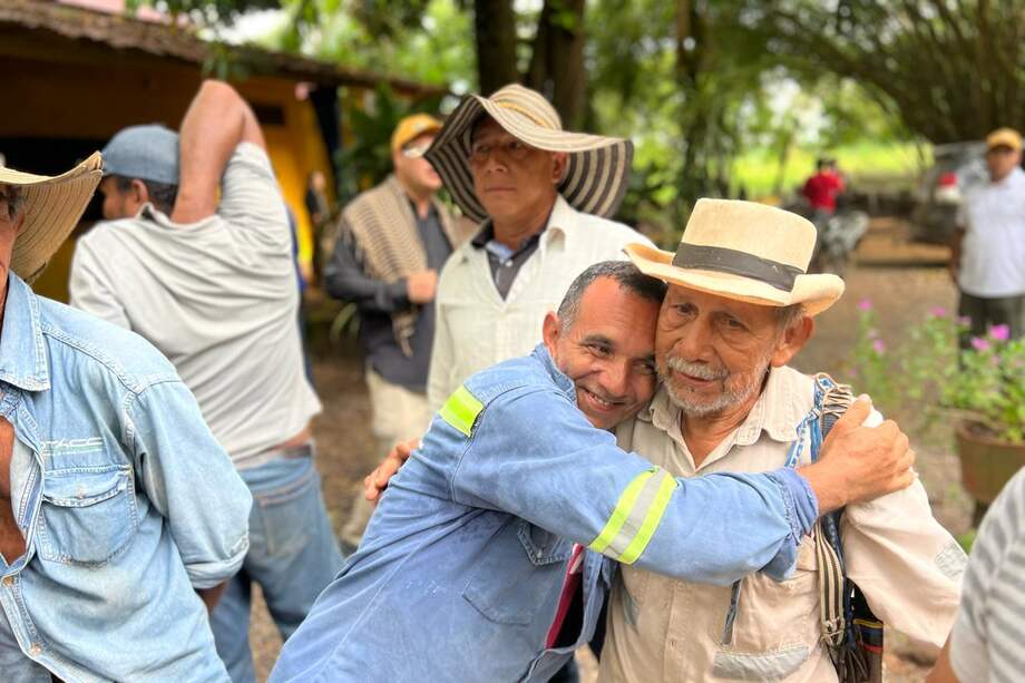 Más de 100 familias campesinas recibieron tierras que esperaron, en la mayoría de los casos, durante toda su vida para cultivar.