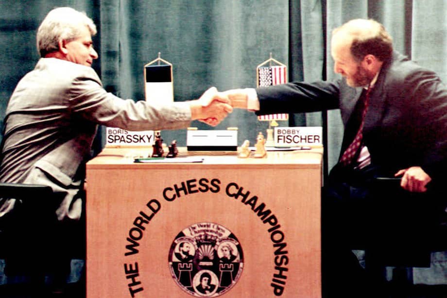 El maestro de ajedrez nacido en Rusia, Boris Spassky (izq.), estrecha la mano del maestro estadounidense Bobby Fischer (der.) al comienzo de su primer partido en el Hotel Maestral en Sveti Stefan, el 2 de septiembre de 1992. La Federación Rusa de Ajedrez anunció el 27 de febrero de 2025 que el gran maestro ruso Boris Spassky había fallecido.