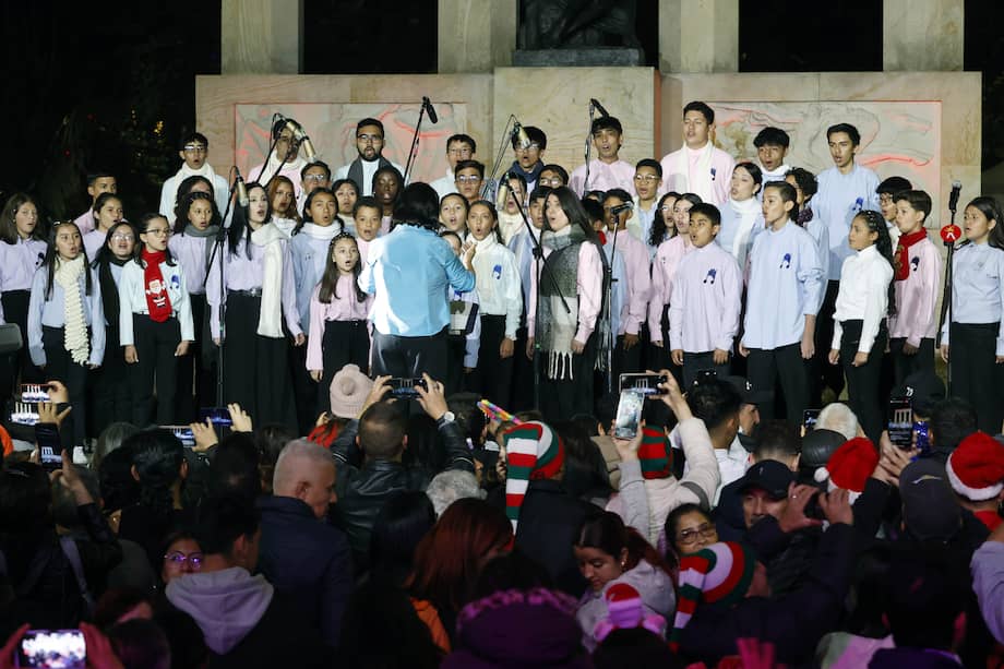 ACOMPAÑA CRÓNICA: COLOMBIA NAVIDAD COL500. BOGOTÁ. (COLOMBIA), 17/12/2024.- Un coro de niños se presenta durante el primer día de novenas este lunes, en Bogotá (Colombia). Colombia arrancó, un año más, con sus tradicionales novenas al Niño Jesús, una celebración que se hace en los nueve días previos a la Navidad y que se ha convertido en una oportunidad para reunirse a compartir tiempo con familia y amigos entre tradiciones como villancicos, natillas y buñuelos. EFE/ Mauricio Dueñas Castañeda