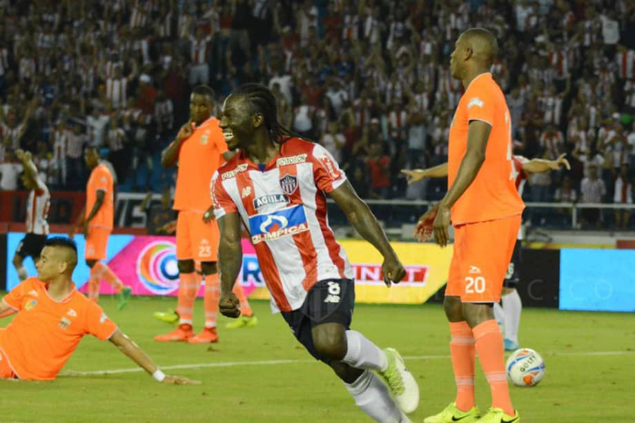 Yimmi Chará festeja uno de los goles que anotó este sábado contra Envigado. / @JuniorClubSA