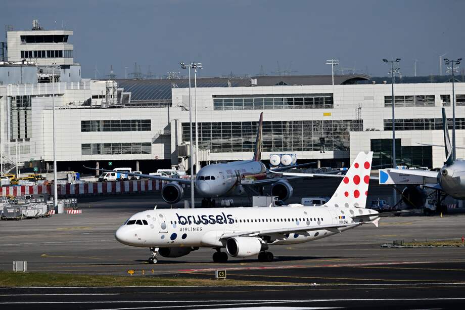 Un avión de Brussels Airlines se ve en la pista del aeropuerto de Zaventem en Bruselas el 21 de agosto de 2025.