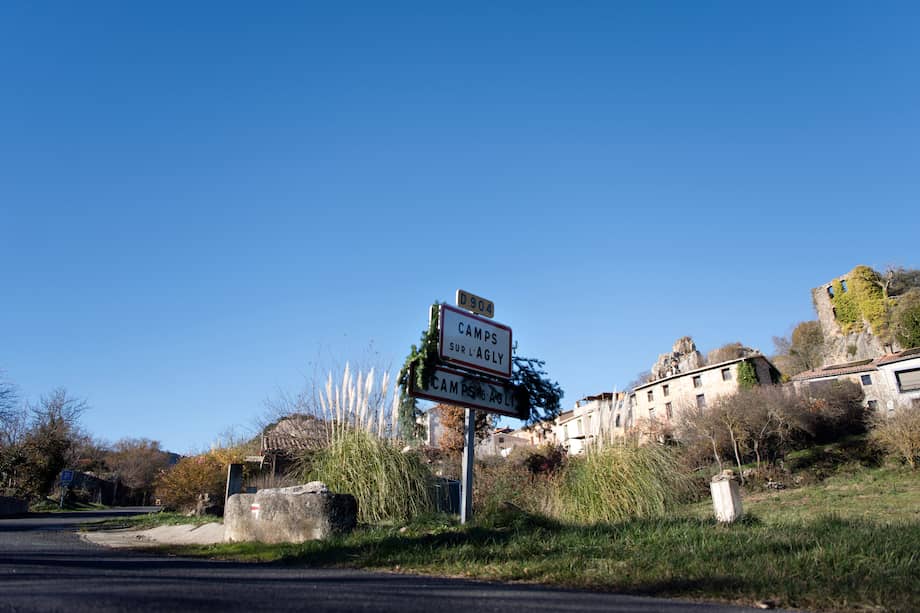 Esta foto, tomada el 18 de diciembre de 2023, muestra una señal de tráfico que muestra el nombre del pueblo de Camps sur l'Agly, donde Alex Batty y su familia eran vistos regularmente.