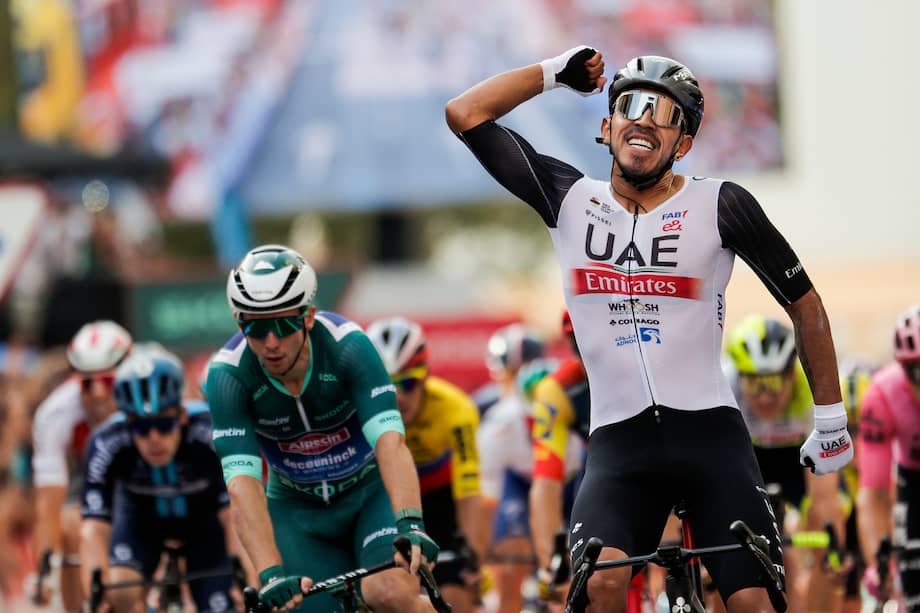 ZARAGOZA, 07/09/2023.- El colombiano Juan Sebastian Molano del UAE Team Emirates se impone venccedor de la 12ª etapa de la Vuelta Ciclista a España 2023, que se disputa este jueves entre Ólvega y Zaragoza, de 151 km de recorrido. EFE/ Manuel Bruque