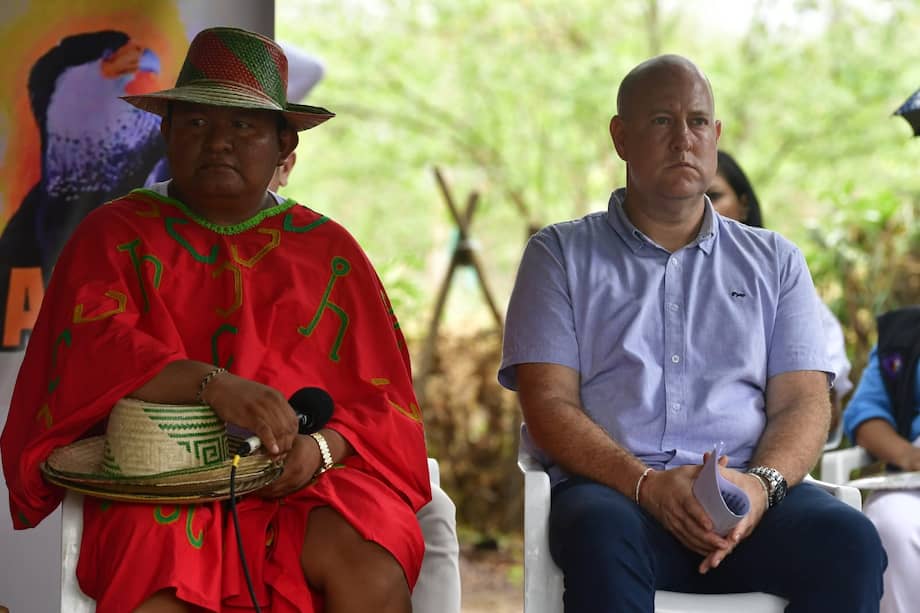 José Eduardo Paz, representante de la familia, al lado del capitán (r) Camilo Rodríguez, el compareciente.