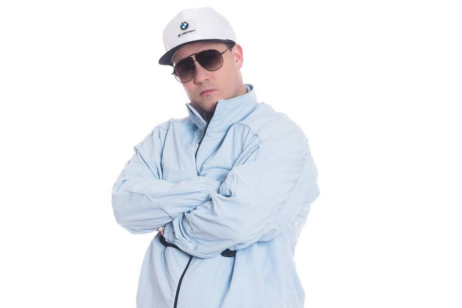 Manu La Habana recuerda a su tía, quien fue balsera, en el video de “Rema, rema”.