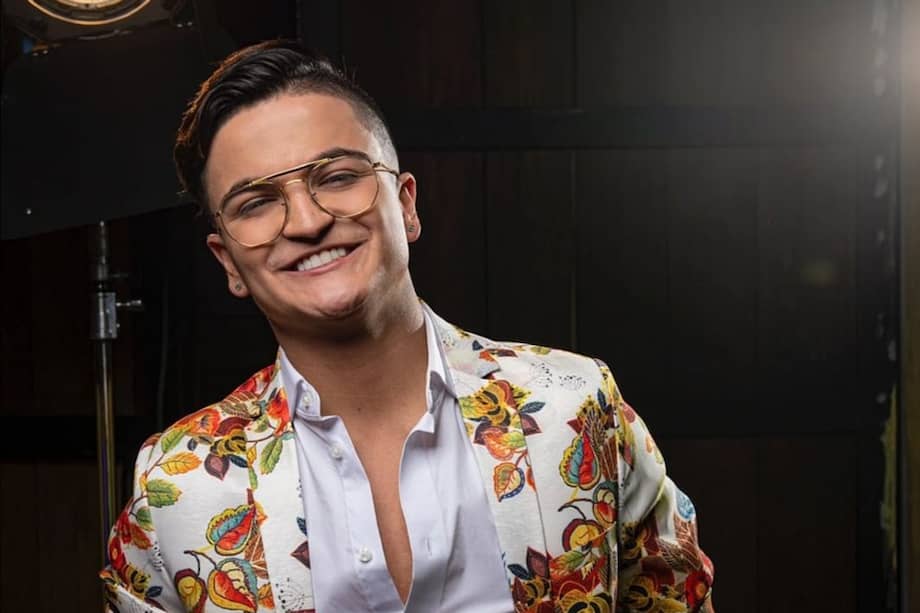 El videoclip de "A son de qué" fue dirigido por Jota Mendoza, Show Time Récords, casa productora quien lleva más de 10 años produciendo videos para artistas como Buxxi, Wilfrido Vargas, Silvio y el Vega, Pipe Calderon entre otros.