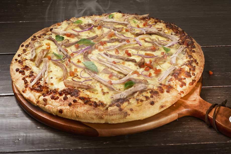 Pizza con carne de cerdo desmechada.