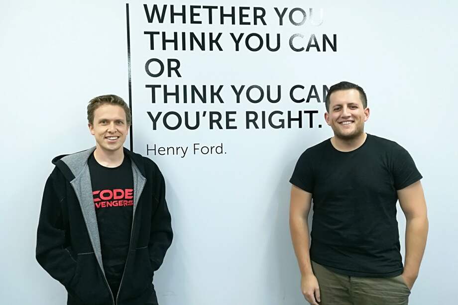 Michael Walmsley (izquierda) y Jordan Herbert de Code Avengers.