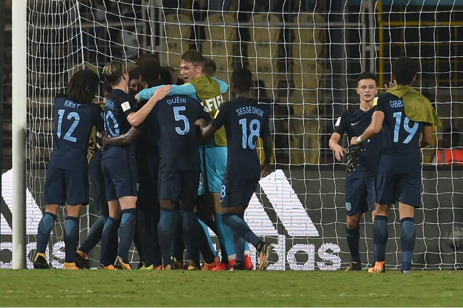 Los jugadores de Inglaterra celebran su paso a semifinales en el Mundial sub 17. / AFP