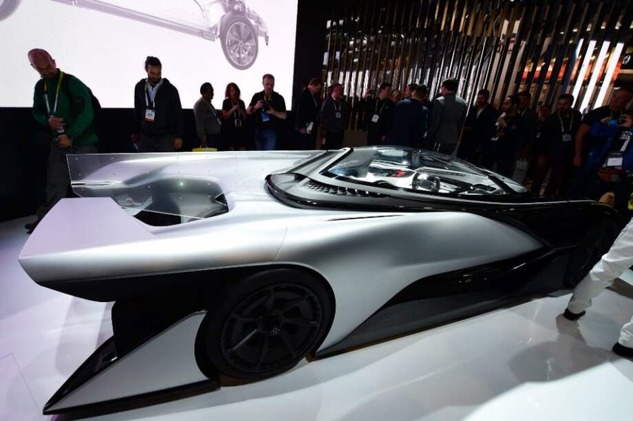 Un auto eléctrico de carreras presentado en el CES 2016 por la firma Faraday Future. / AFP
