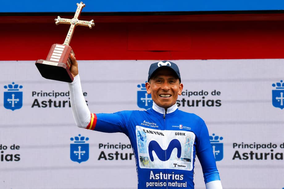 Nairo Quintana sostiene el trofeo de campeón de la Vuelta Asturias 2026.