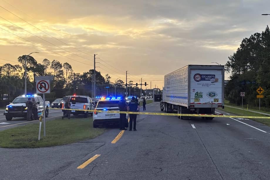 Fotografía cedida por la Oficina del Sheriff del Condado de St. Johns que muestra el camión que atropelló a un migrante cuando intentaba cruzar la carretera, tras huir de ICE durante un operativo cerca de San Agustín, Florida (Estados Unidos).