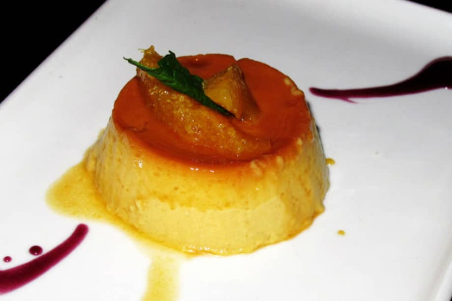Flan de coco con frutas y salsa de agraz