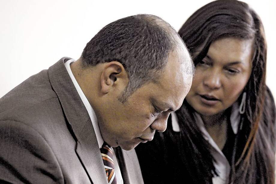 Luis Alfonso Colmenares y Oneida Escobar durante la audiencia en que la Fiscalía reveló la falsedad de los testigos en el caso de su hijo. / Andrés Torres