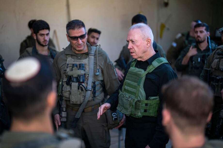 El ministro de Defensa israelí, Yoav Gallant (d), junto a las tropas que sirven en la División 98 al frente de la incursión terrestre en el sur de Líbano.