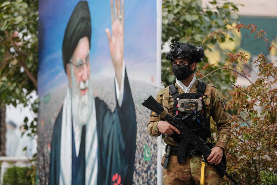 Un miembro de las Fuerzas Hashed al-Shaabi de Irak se encuentra frente a una valla publicitaria que representa al líder supremo de Irán asesinado, el ayatolá Ali Jamenei, en Bagdad.