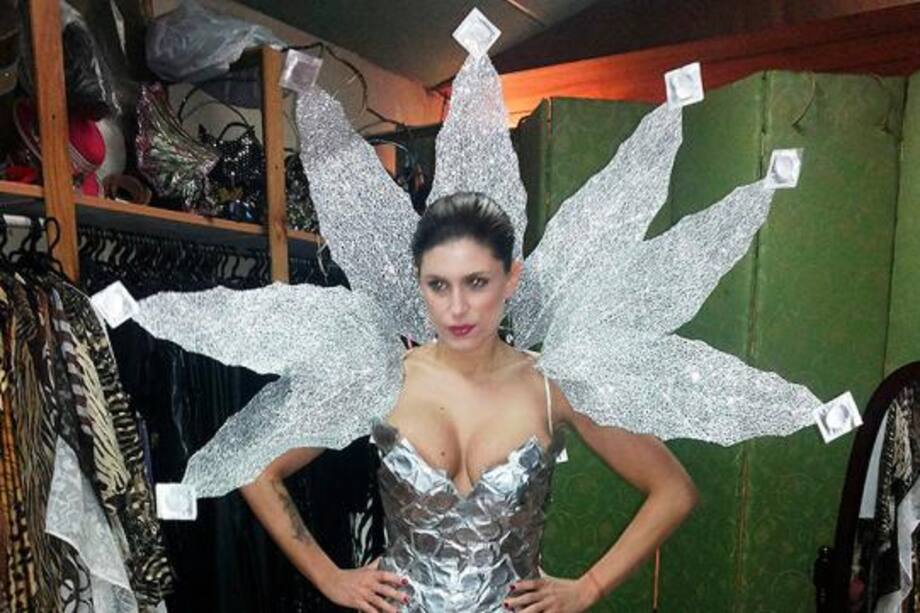 Diseñador chileno realiza vestido con condones para concienciar sobre el sida