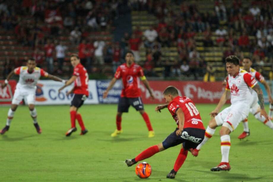 Medellín y Santa Fe empataron 0-0 en el encuentro de ida de la Superliga. / @DIM_Oficial