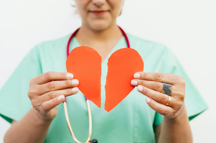 Aunque puede parecer un ataque cardíaco, el síndrome del corazón roto es temporal y tiene causas distintas, afectando especialmente a mujeres mayores de 50 años