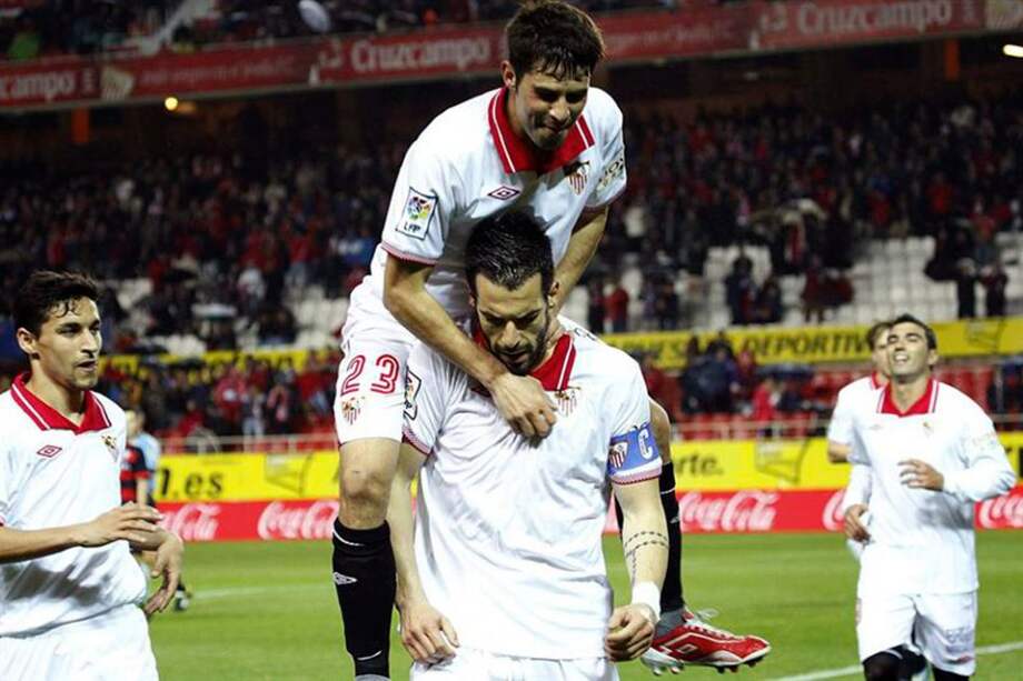 Jugadores del Sevilla celebran con Álvaro Negredo, quien anotó tripleta en la victoria 4-1 sobre Celta. / EFE