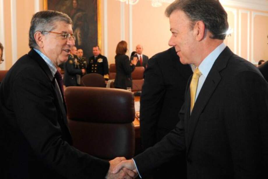 "Santos hace muy poquita política y la gente no lo siente cercano": Gaviria