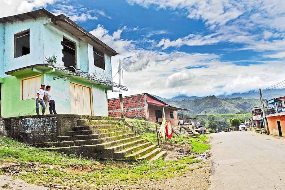 Calle principal de Guayabal, Caquetá, región que está no sólo abandonada por el Estado, sino estúpidamente bloqueada por él. / Fotos: Nelson Sierra G. - El Espectador