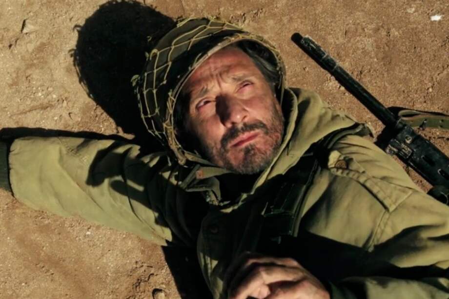 Fito Páez en el video "Soldado y Rosita Pazos".