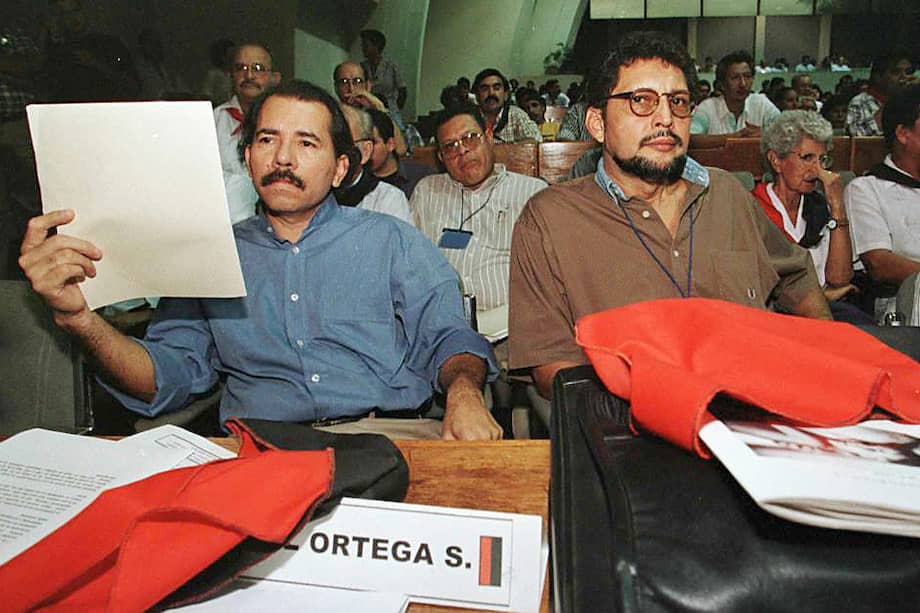 Daniel Ortega (izq.), entonces secretario general del opositor Frente Sandinista, se abanica durante la apertura del congreso sandinista, junto a Bayardo Arce (der.)