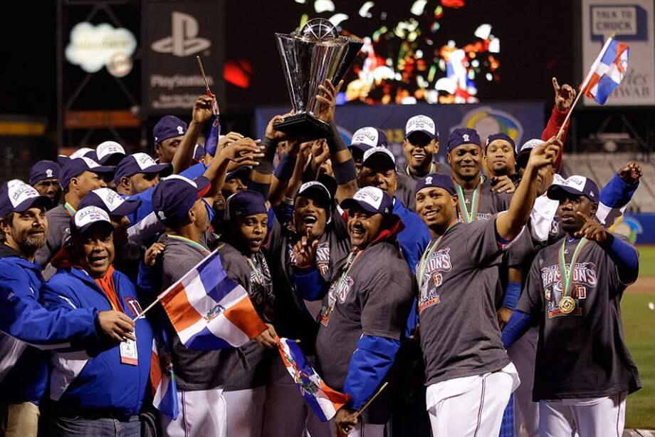 Jugadores de República Dominicana celebran el título del Clásico Mundial de Béisbol.