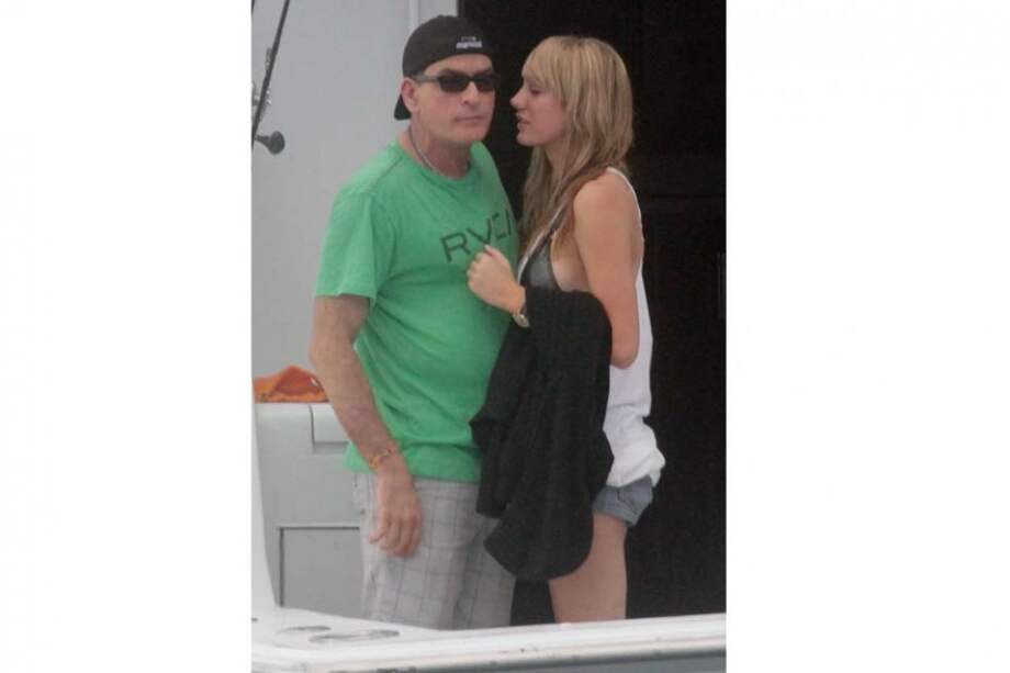 Charlie Sheen y Brett Rossi.