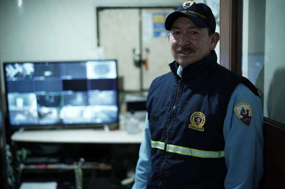 Ramón Darío Forigua Urrego, vigilante de un edificio en Chapinero, tiene que salir a trabajar todos los días a pesar de la marcha imparable del Convid-19. Un asado en su casa, eso es lo primero que quiere hacer una vez todo regrese a la normalidad. / Óscar Güesguán.