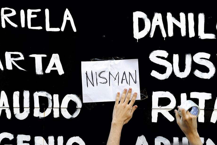 El nombre del fiscal muerto, Alberto Nisman, fue puesto entre los de las víctimas del atentado de 1994 que él investigaba. / AFP
