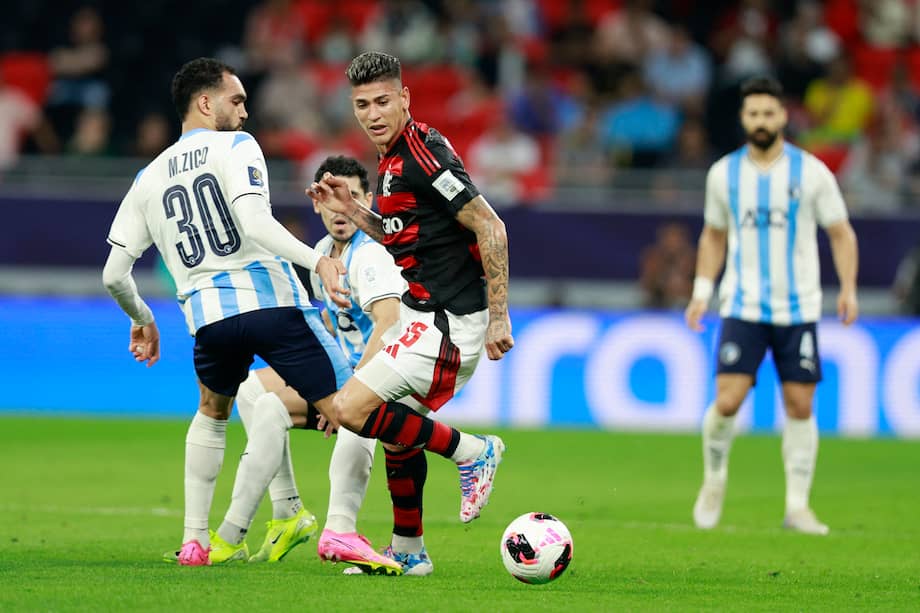Jorge Carrascal, atacante colombiano de Flamengo, en acción contra el Pyramids de Egipto.