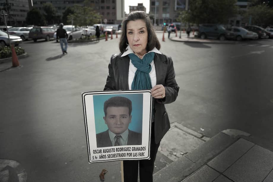 Con este cartel de la foto de su hijo, Gladis Granados, de 60 años, asiste a todo plantón y marcha que se realiza por la libertad de los secuestrados. /Andrés Torres